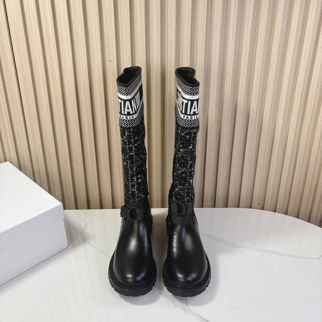 Dior新品刺绣靴子真的在发光气质款 真的是yyds啊，经典款该了面料，有粗尼的质感，很是高级的 鞋面：小牛皮 内里：小羊皮 大底：原版幸运星大底 码数：35一